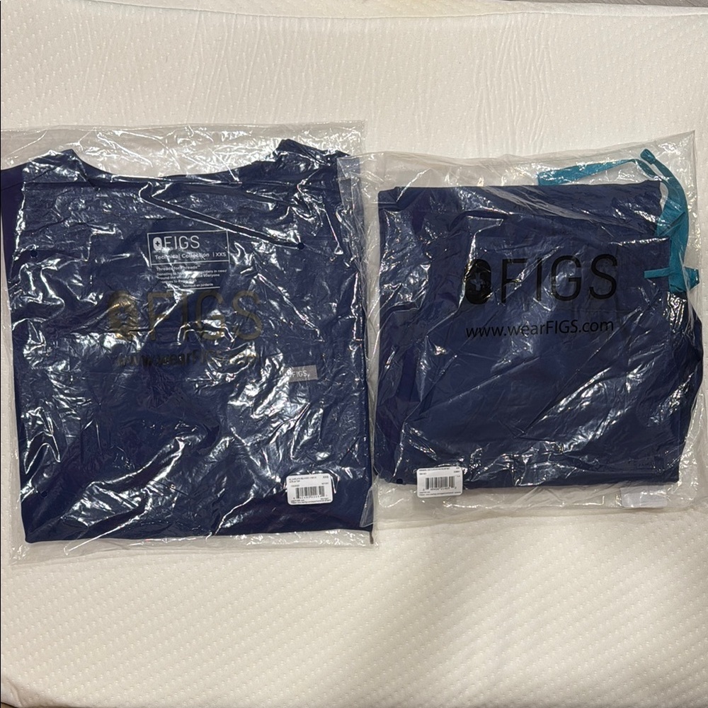 Figs Carlota relaxed V neck scrub top XXS (one pocket)& Uman relaxed Jogger XS/P